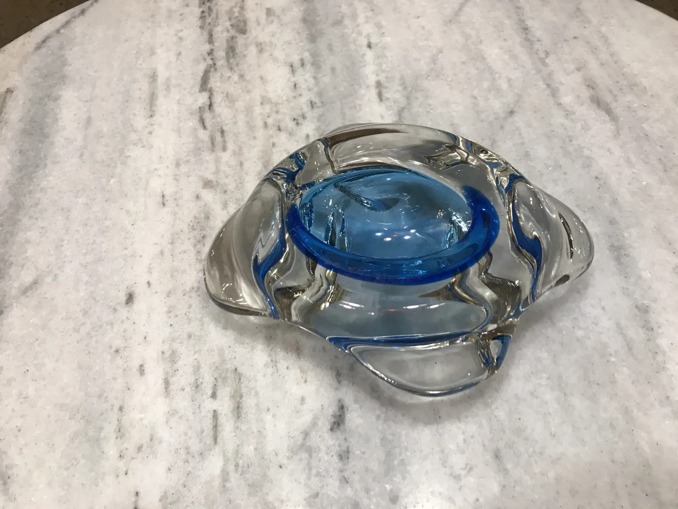 pezzo decorativo in vetro di murano con accenti blu