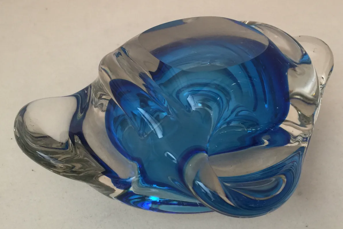 escultura antiga azul de cristal de Murano com detalhes torcidos