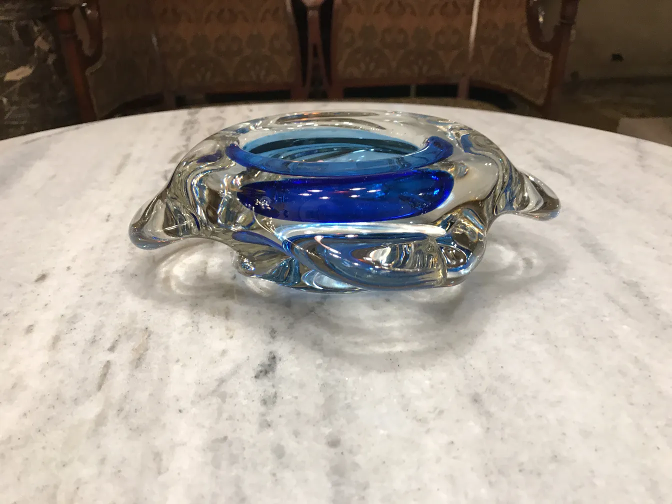 altes murano-glas geschirr in helle farbe mit blau