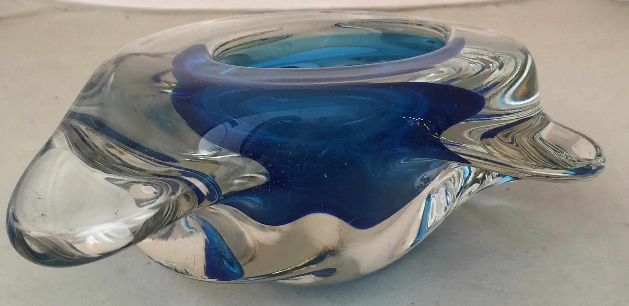 vetro di murano vibrante in tonalità blu, con forma elegante