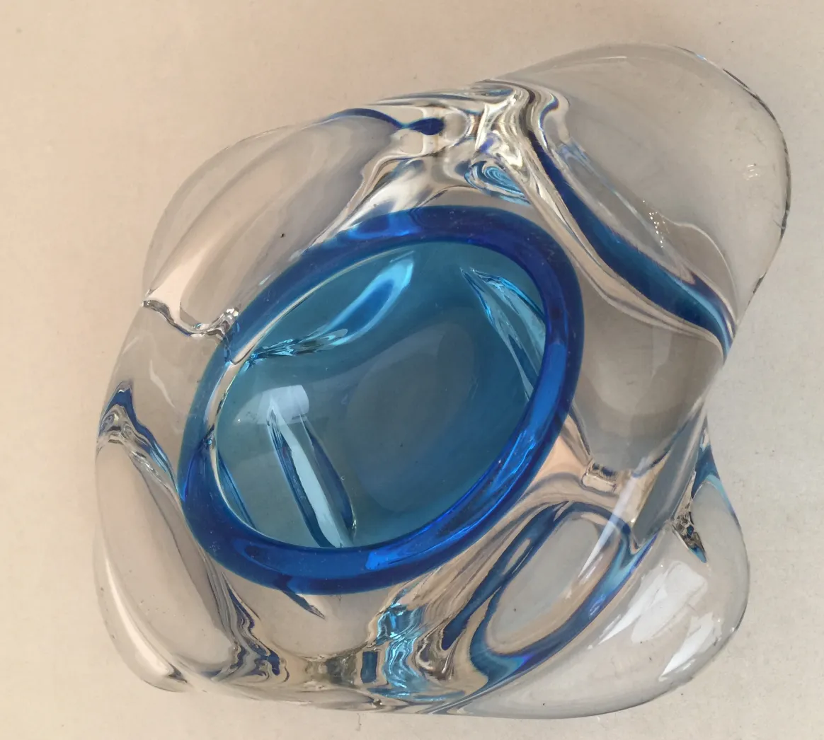 Cristal de Murano en forma fluida con detalles azules