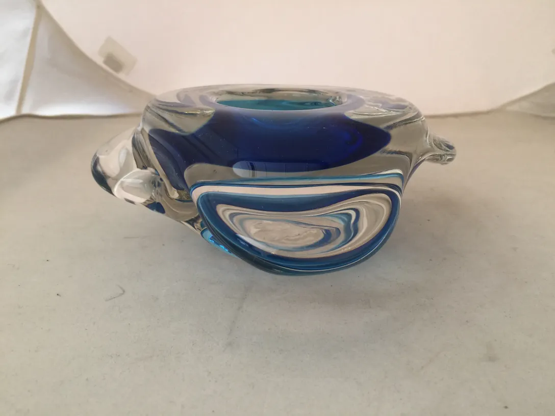 decorazione antica in vetro di murano in toni blu con dettagli delicati