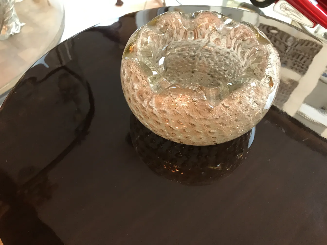 pieza decorativa de cristal de murano con burbujas en su superficie