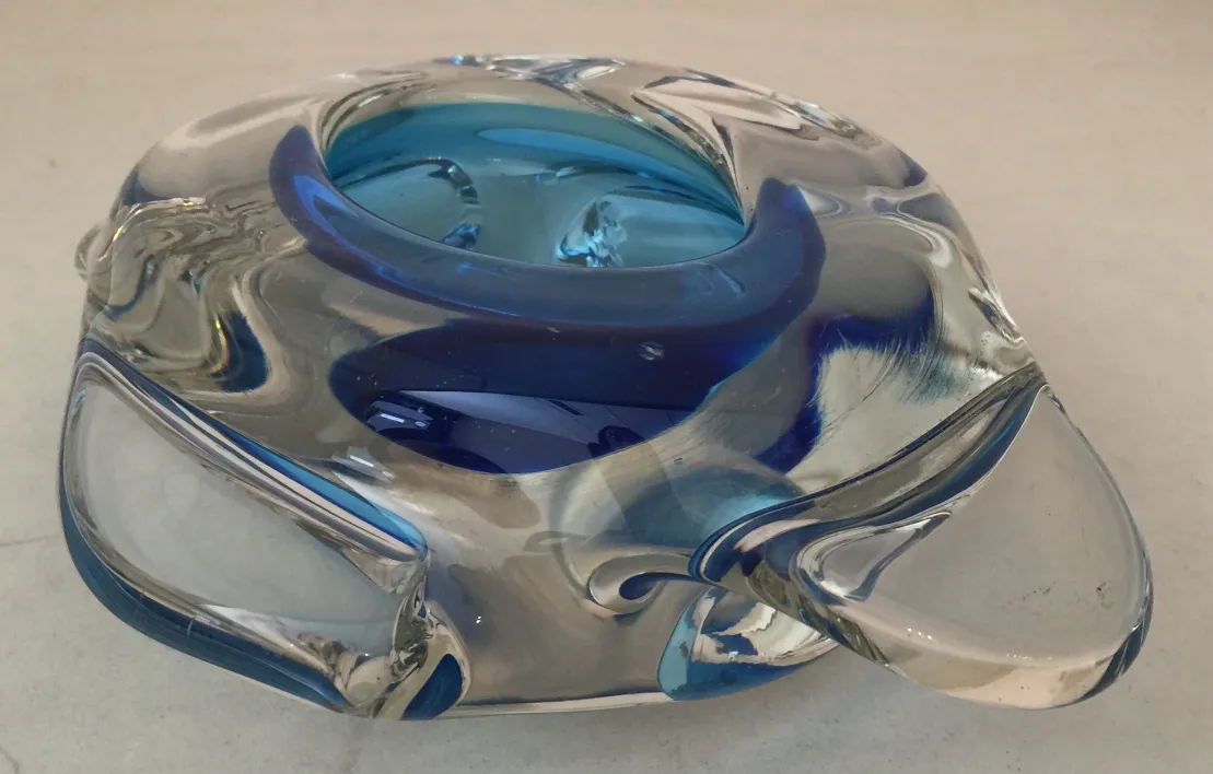 Cristal de Murano ancien décoratif aux teintes bleues et transparentes, forme unique.