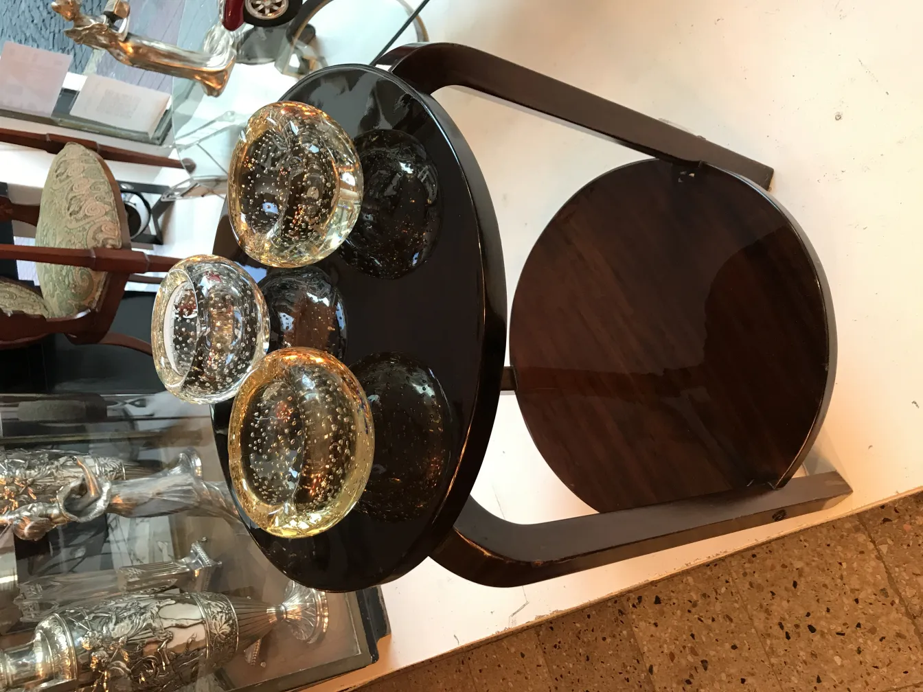 drei murano-glas schalen auf einem schwarzen tisch