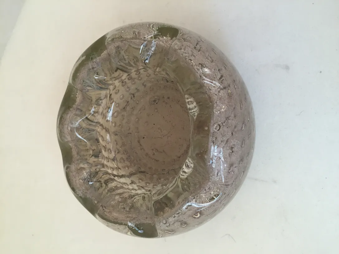 Antikes Murano-Glas mit hellen Farbtönen und gewellten Formen, dekorativ.