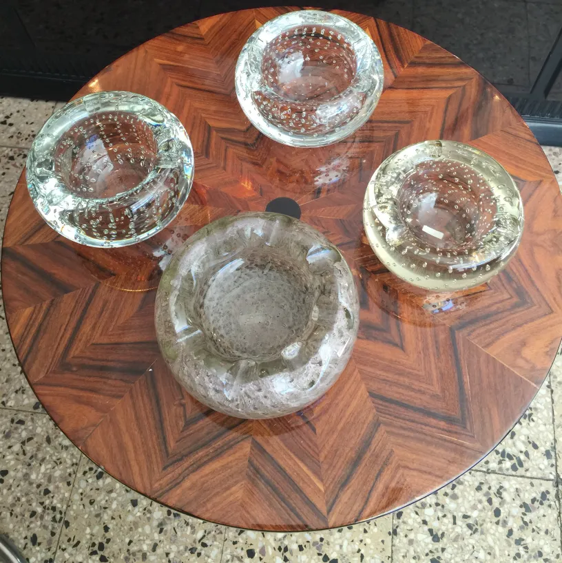 quatre pièces de cristal de murano sur une table en bois