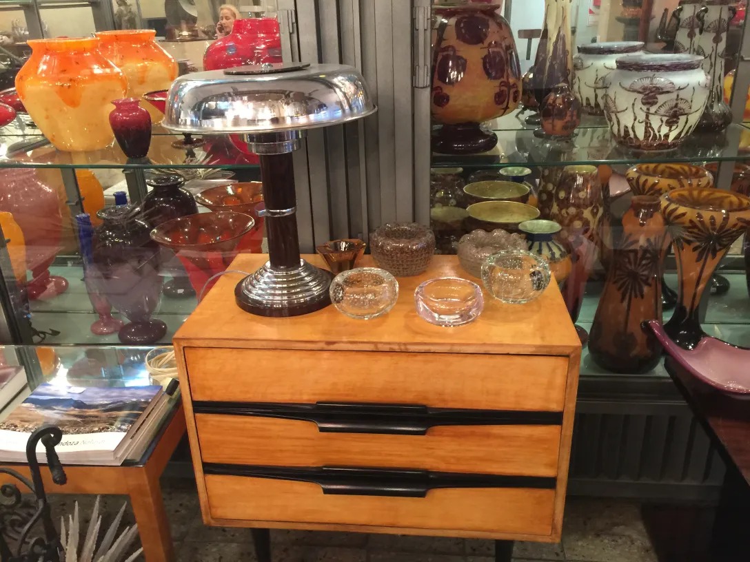 Lindo antigo cristal de murano com cores brilhantes e formas variadas, com outros itens decorativos ao fundo.