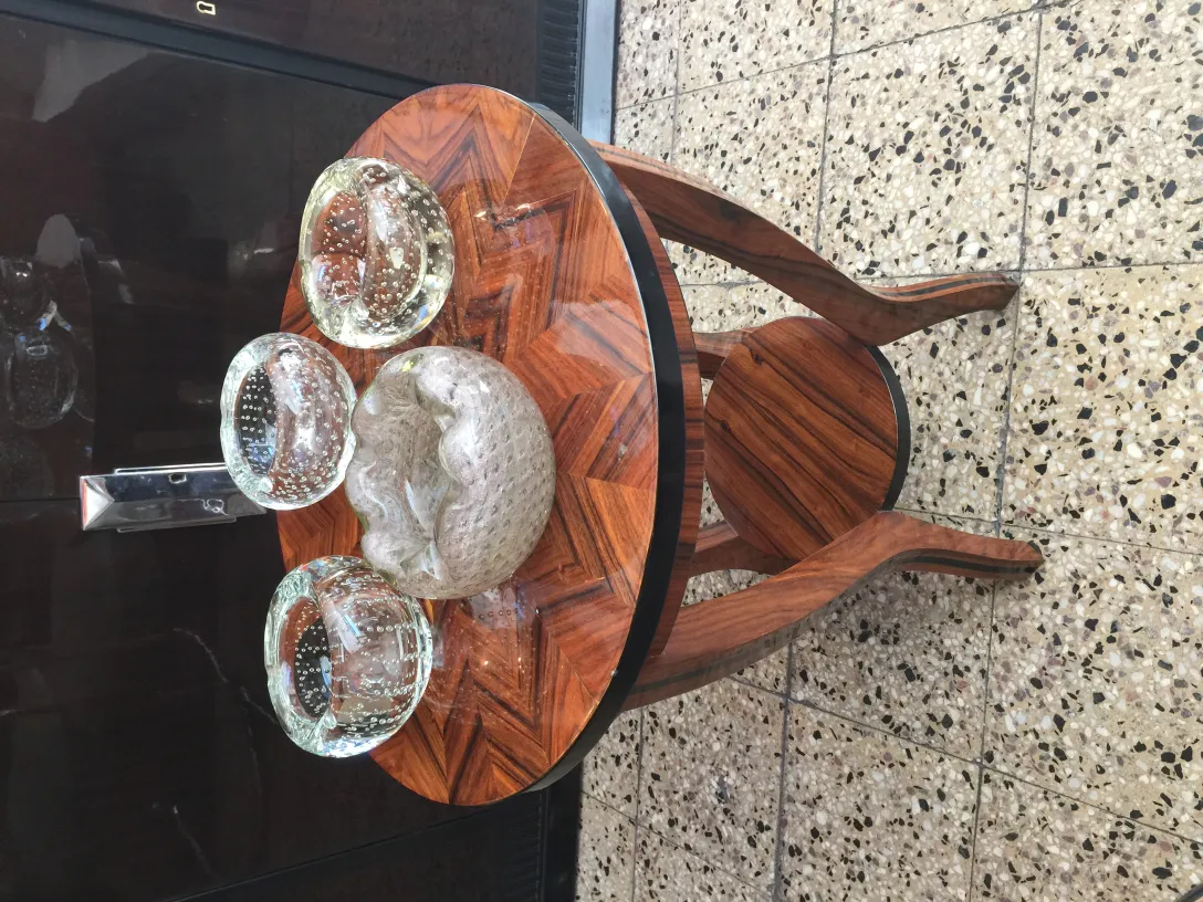 três elegantes peças de cristal de murano sobre uma mesa antiga