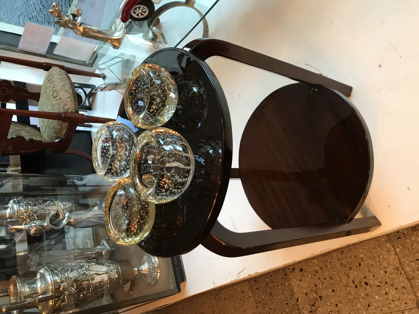 Conjunto de cristal de Murano em mesa preta com decoração.