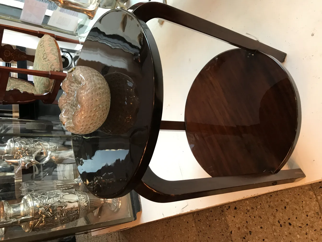 古老的穆拉诺玻璃装饰品在桌子上