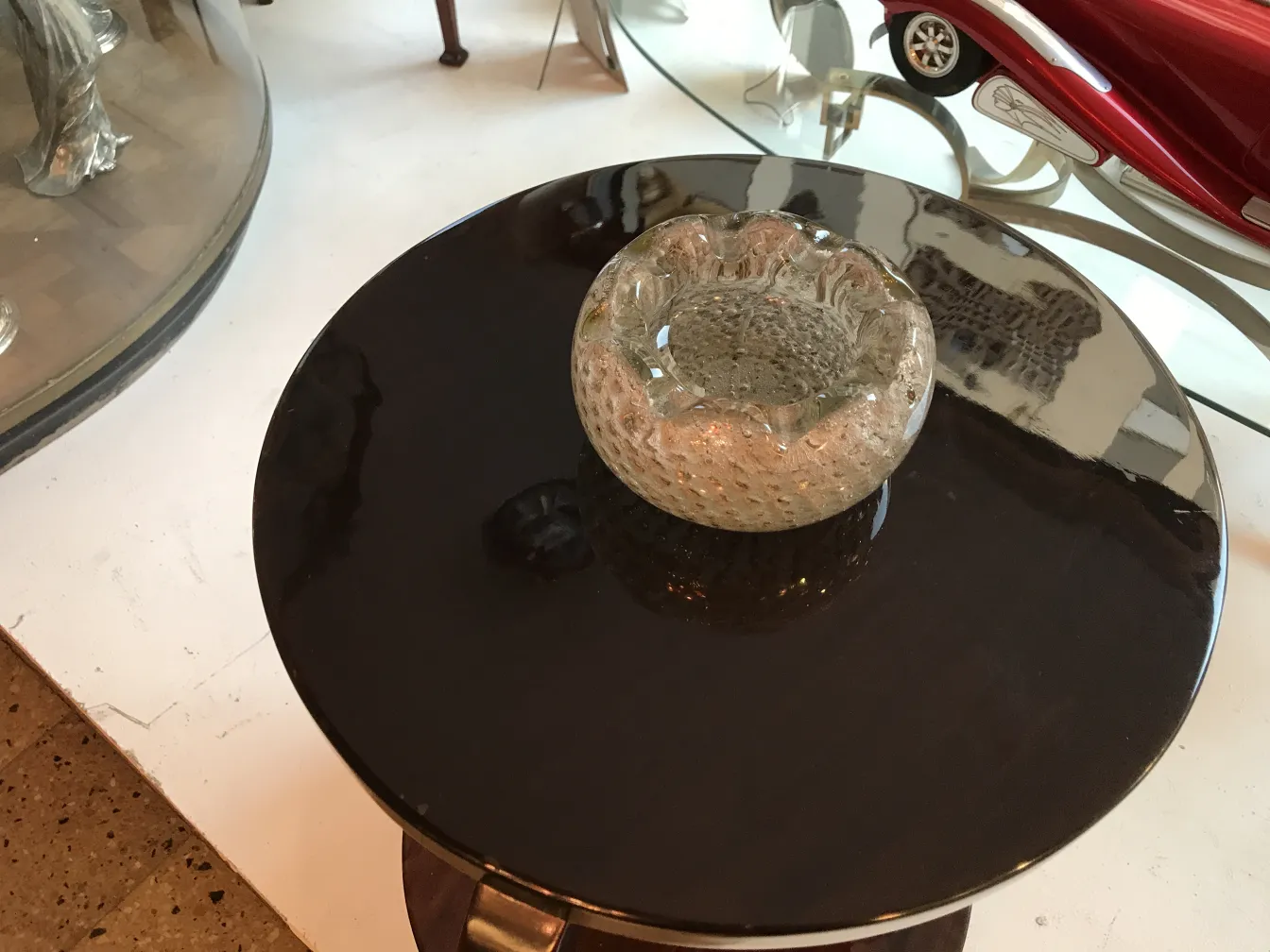 Cristal de Murano en forme décorative sur une table