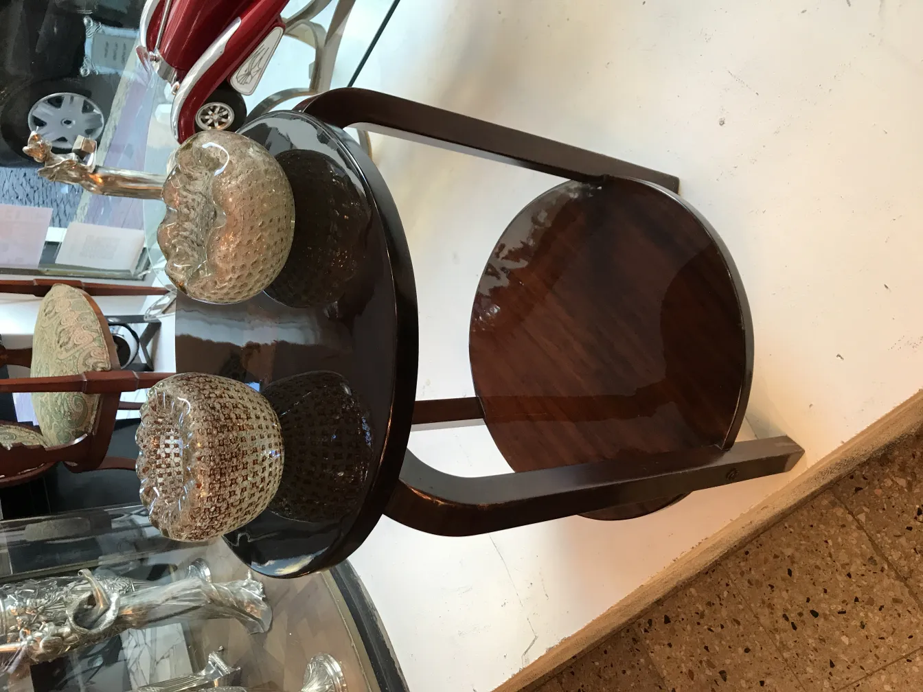 zwei dekorative murano-gläser auf einem Tisch