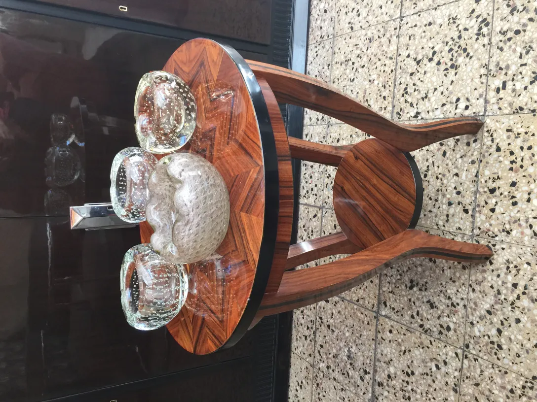 três peças de cristal de murano com padrões de bolhas em mesa de madeira