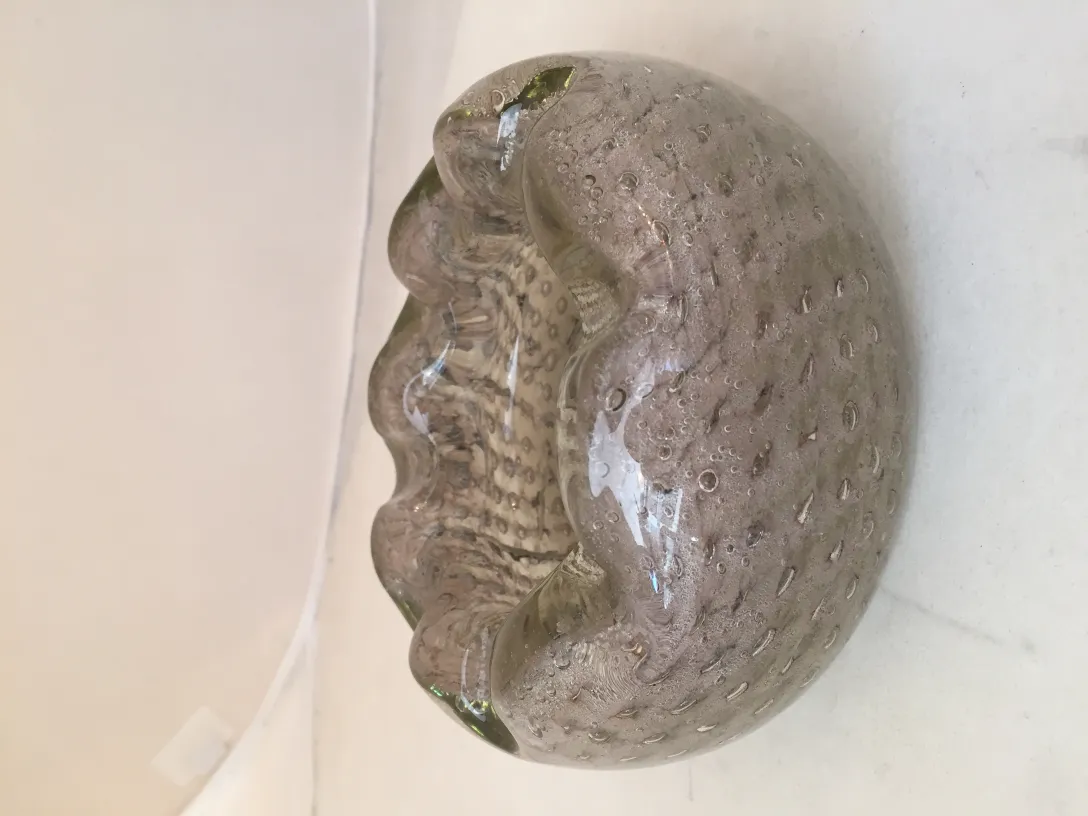 古いムラノガラスのボウルに泡の詳細