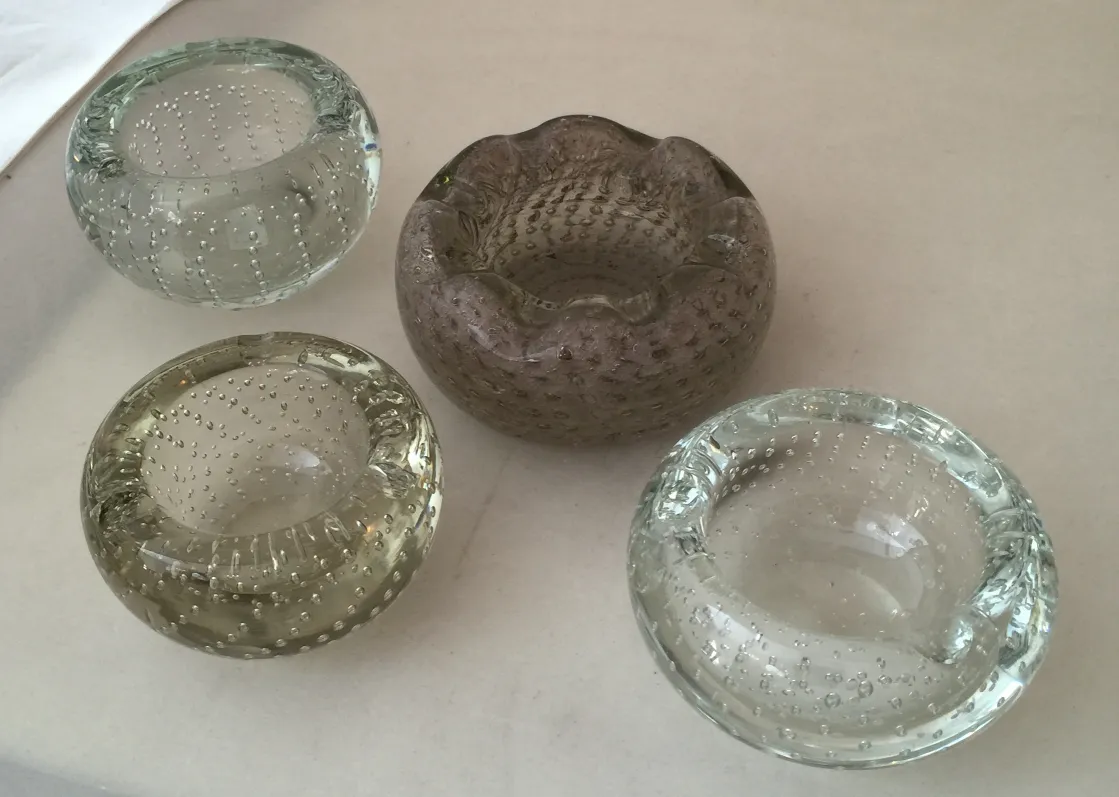 drei zarte murano-glas-stücke in verschiedenen farben und formen