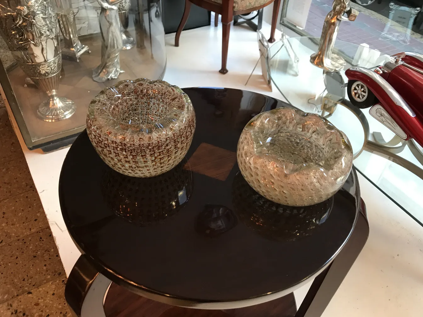 テーブルの上の古いムラーノガラスの装飾品