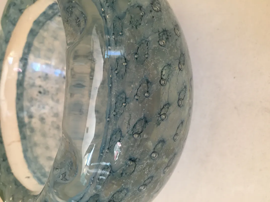 objeto antigo de cristal de murano azul com bolhas