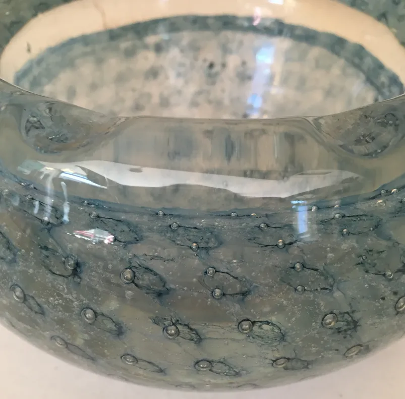 bowl de cristal de murano con burbujas azules y diseño ondulado