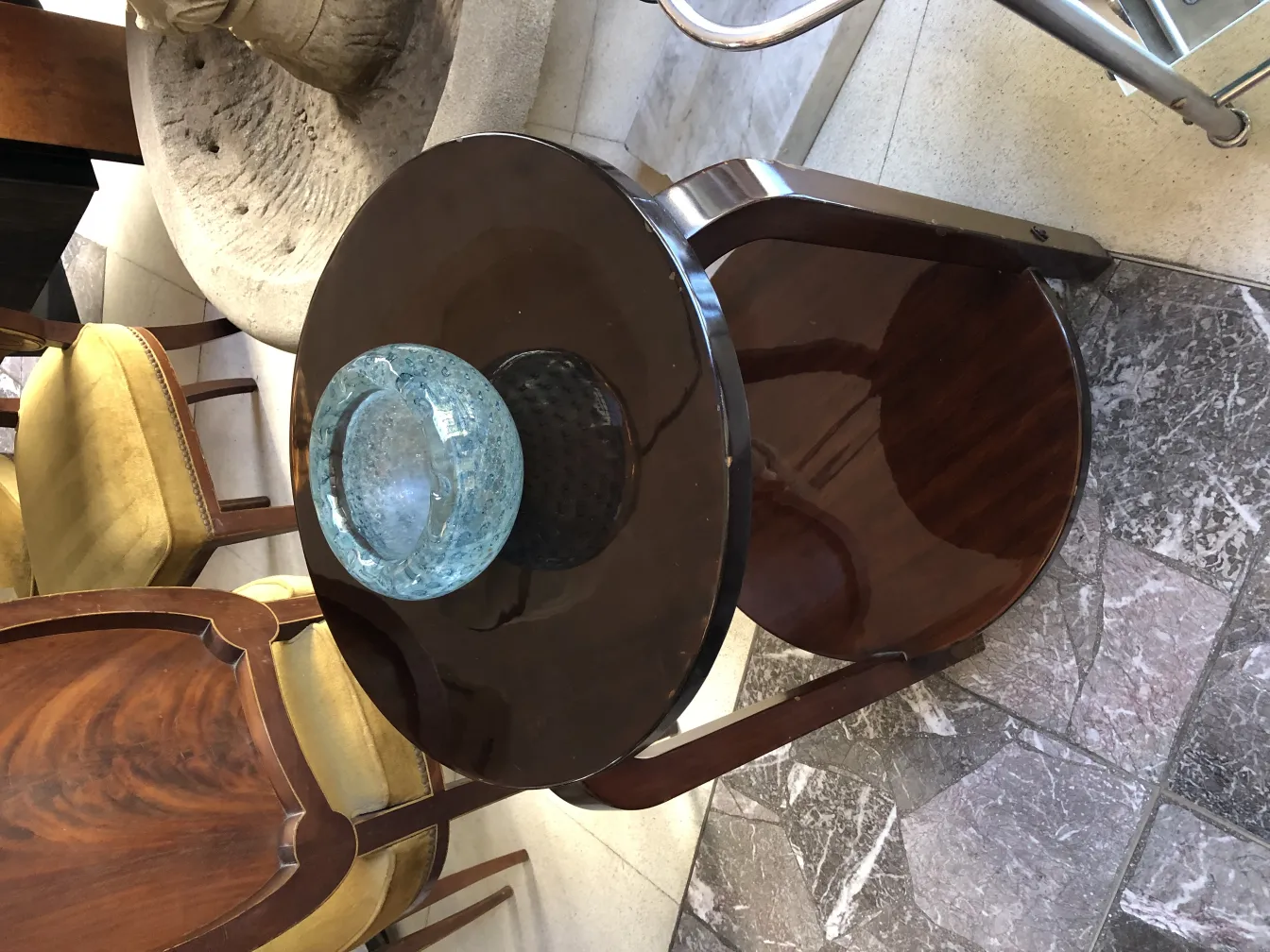 Bowl de cristal de Murano en mesa de muebles antiguos