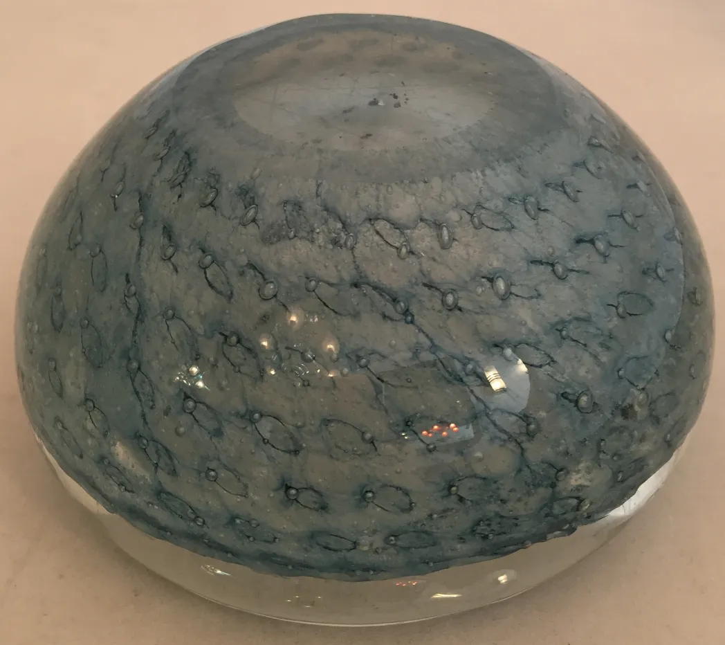 Cristal de Murano antigo com padrão azul na superfície