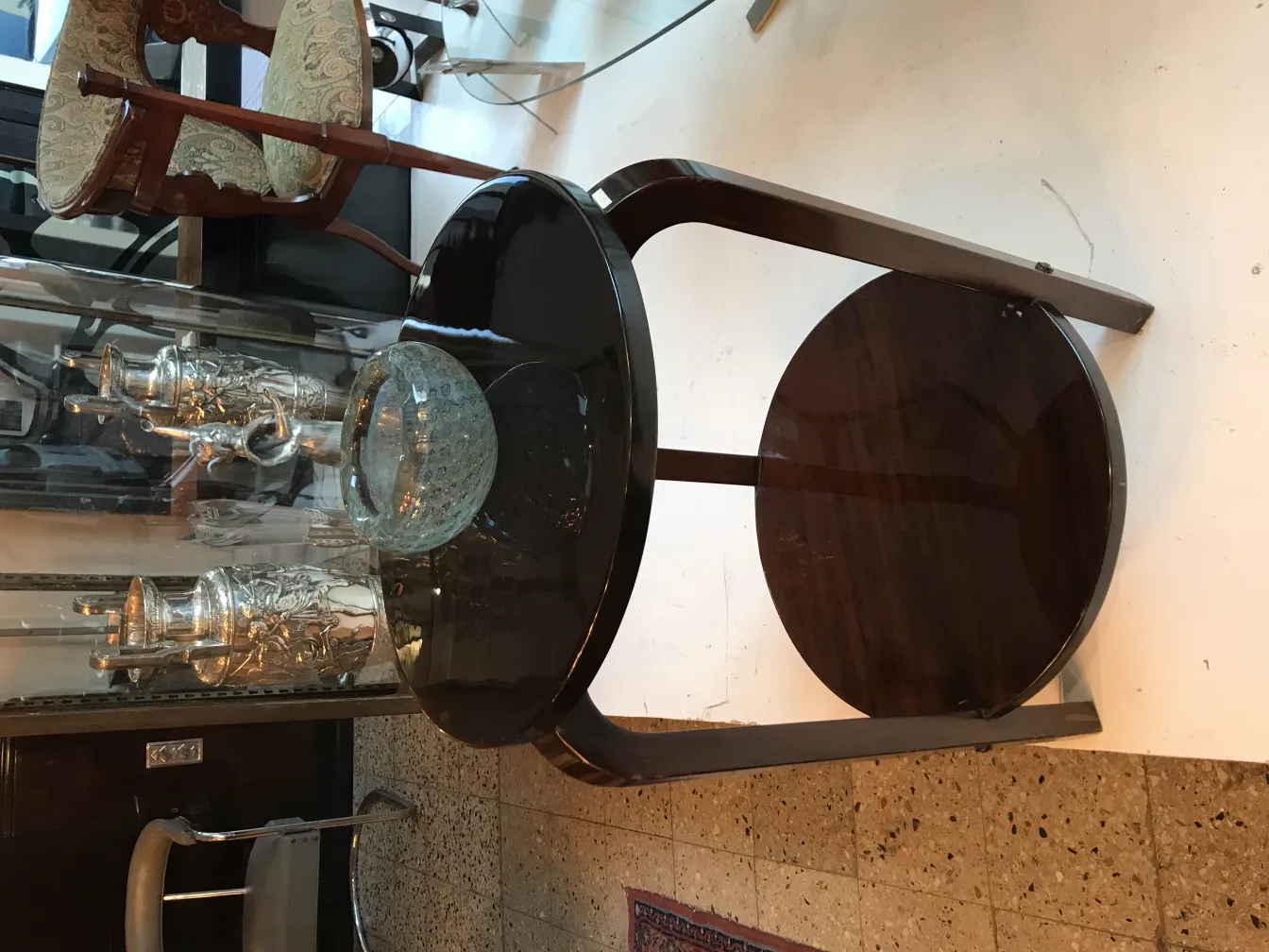 mesa de madeira antiga com vidro decorativo de Murano e jarras prateadas