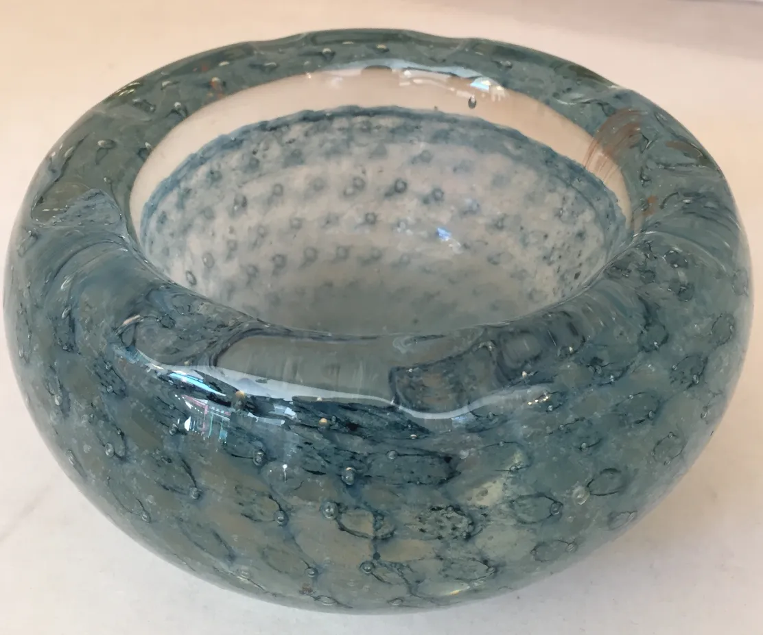 alte Schale aus Murano-Glas in blauer Farbe mit dekorativer Textur