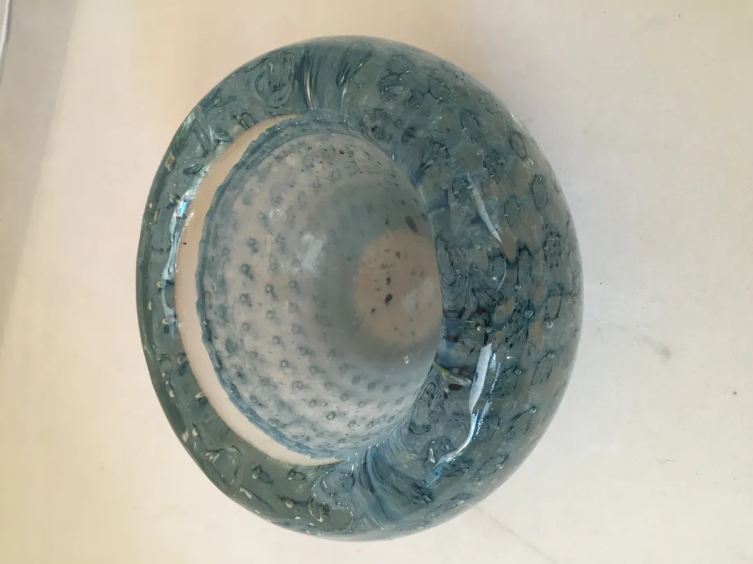 Antica ciotola in vetro di Murano blu con bolle
