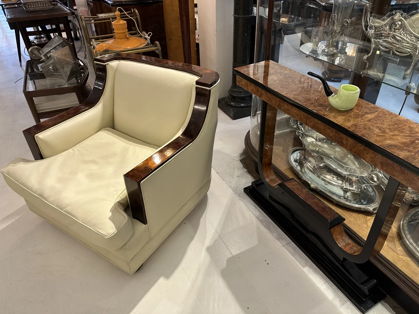 cadeira antiga com detalhes em vidro decorativo em um ambiente elegante