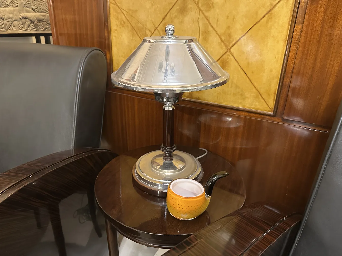 lâmpada antiga com cristal de murano em fundo elegante