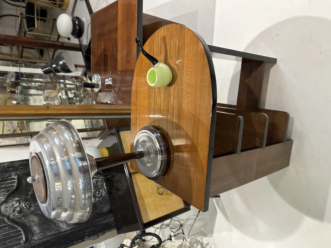 antike murano-glas lampe mit holzbasis, klassischer stil