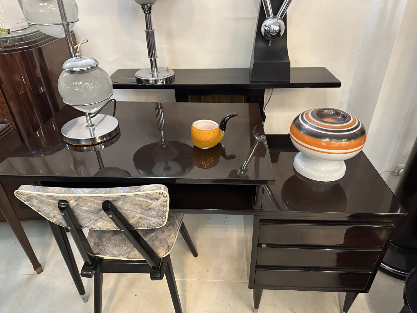 dekorativer murano-glasball mit bunten streifen auf dem tisch