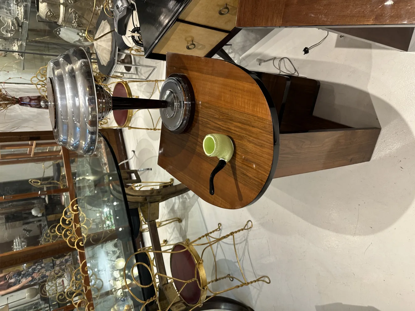 पुराना मुरानो कांच एक लकड़ी की मेज पर सुंदरता में