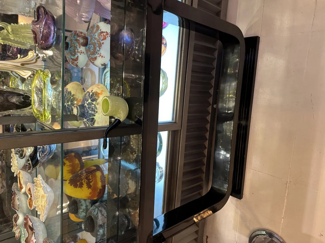 vitrina de cristal con antigüedades de murano, colores brillantes y formas únicas