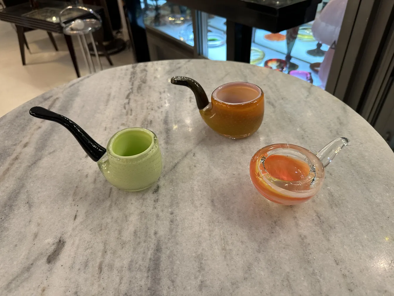 trois cristaux de murano anciens de différentes couleurs sur une table