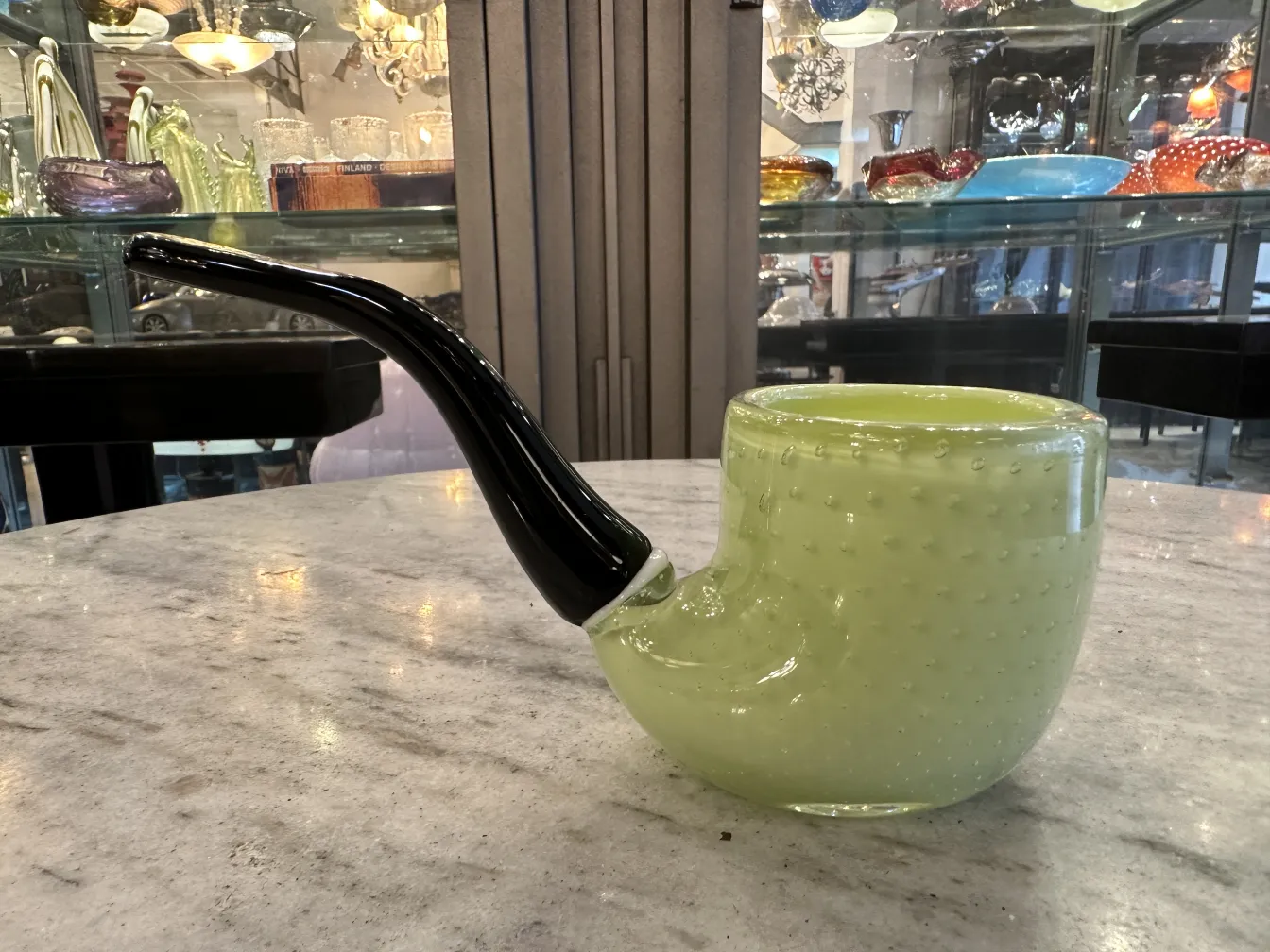 hellgrünes murano-glas mit schwarzem Fuß