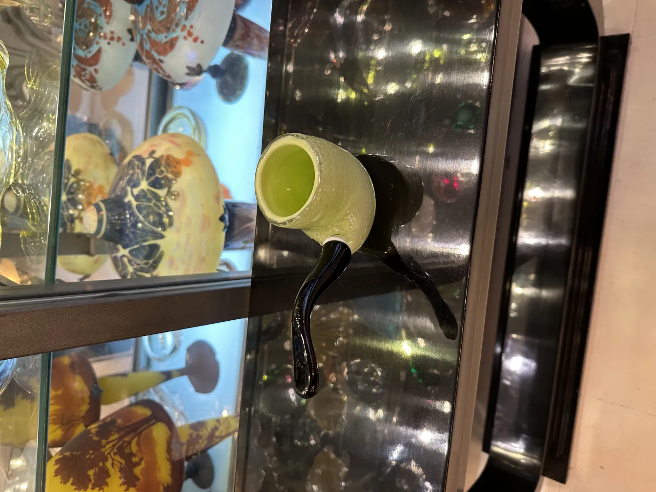 antike murano-glas vase mit markanter form und lebhaften farben