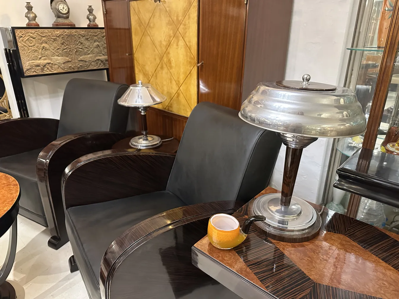 lampada classica su tavolo di legno con decorazioni