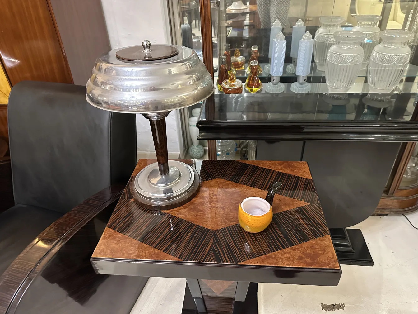 Antikes Murano-Glas mit elegantem Dekor, in einer klassischen Umgebung platziert.