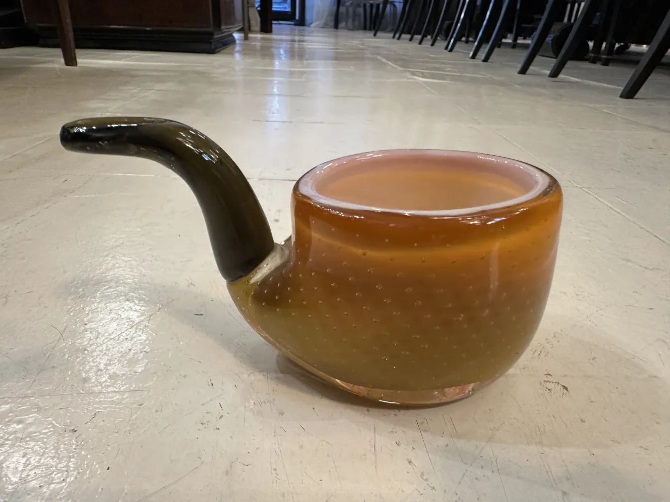 vue latérale d'un ancien cristal de murano avec un design unique et des couleurs chaudes