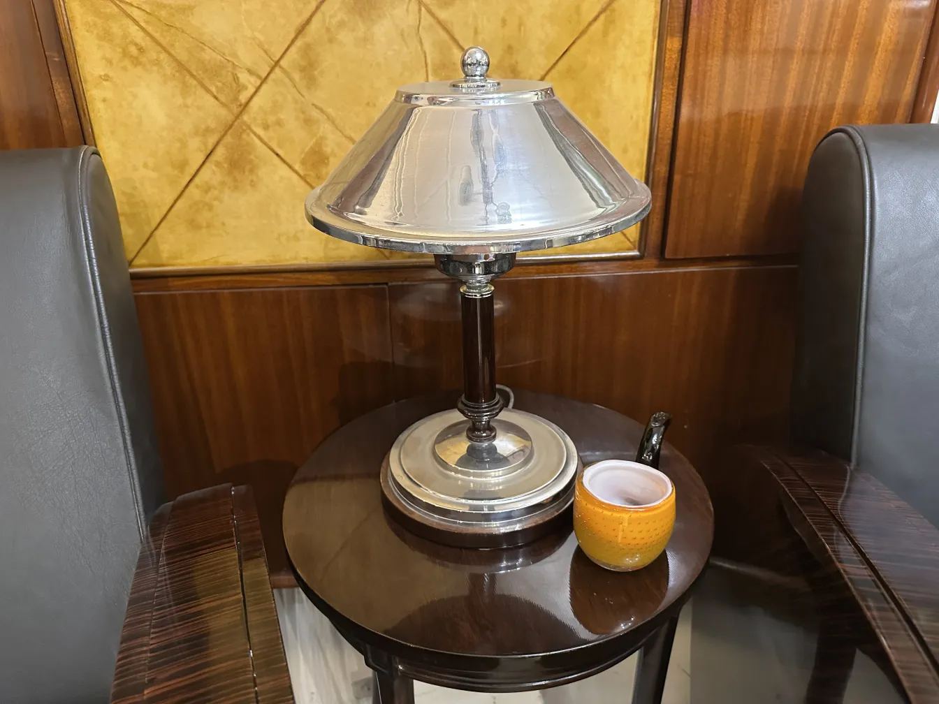 lampada antica in vetro di murano su tavolino