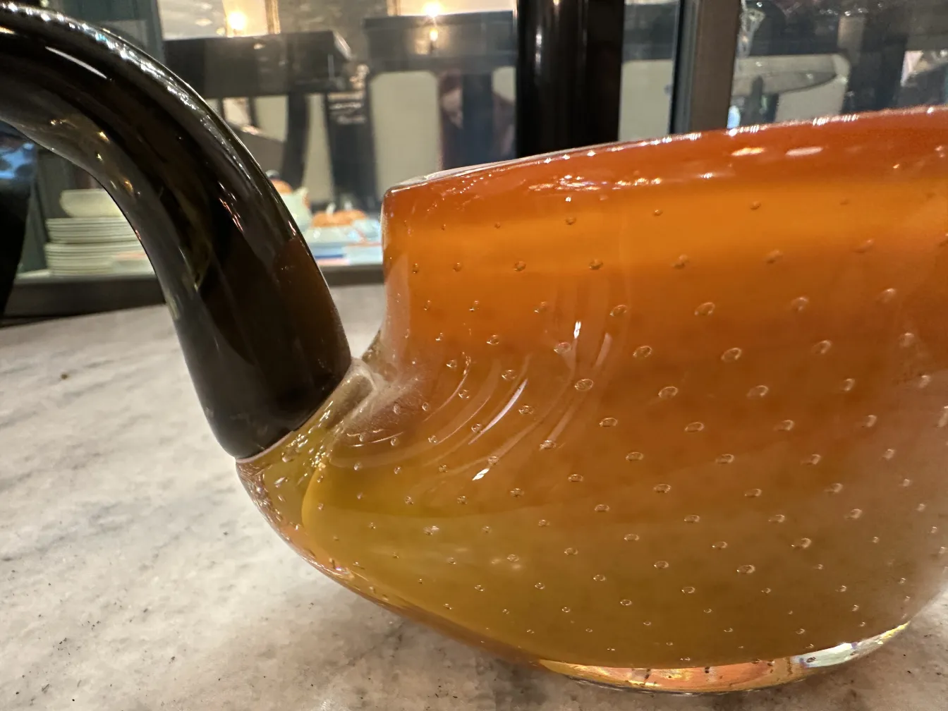 antico vetro di murano con forma elegante e base chiara