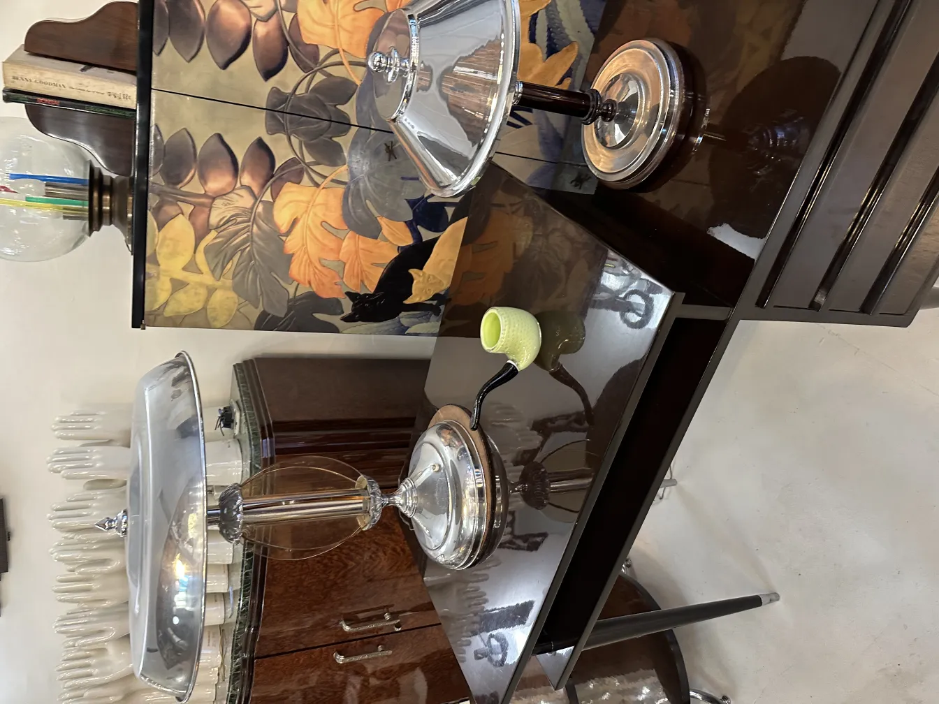 Cristal de Murano ancien avec des formes élégantes et des couleurs douces sur un fond décoratif.