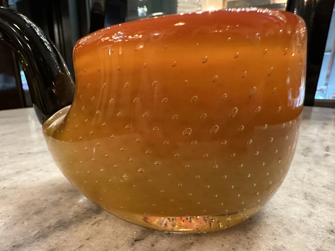 ancien cristal de murano avec forme unique et couleurs chaudes