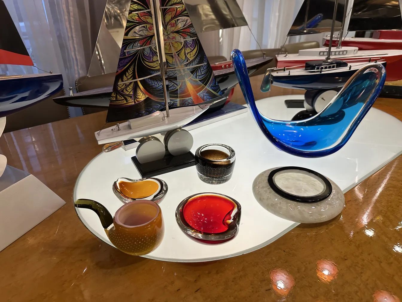 様々な色鮮やかなムラノガラスの骨董品