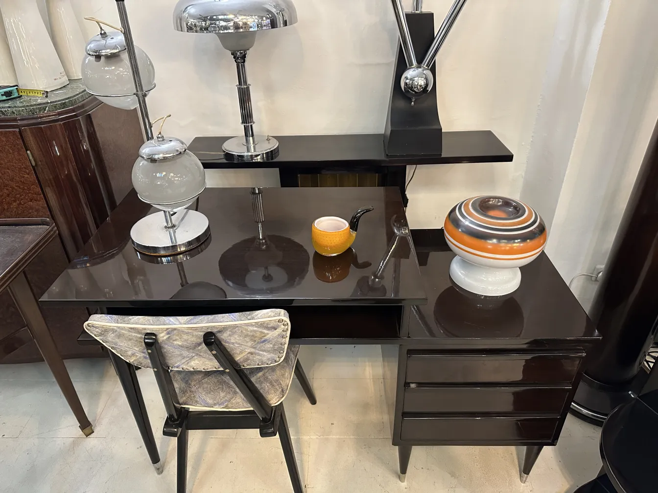 antiguo cristal de murano decorativo en una mesa