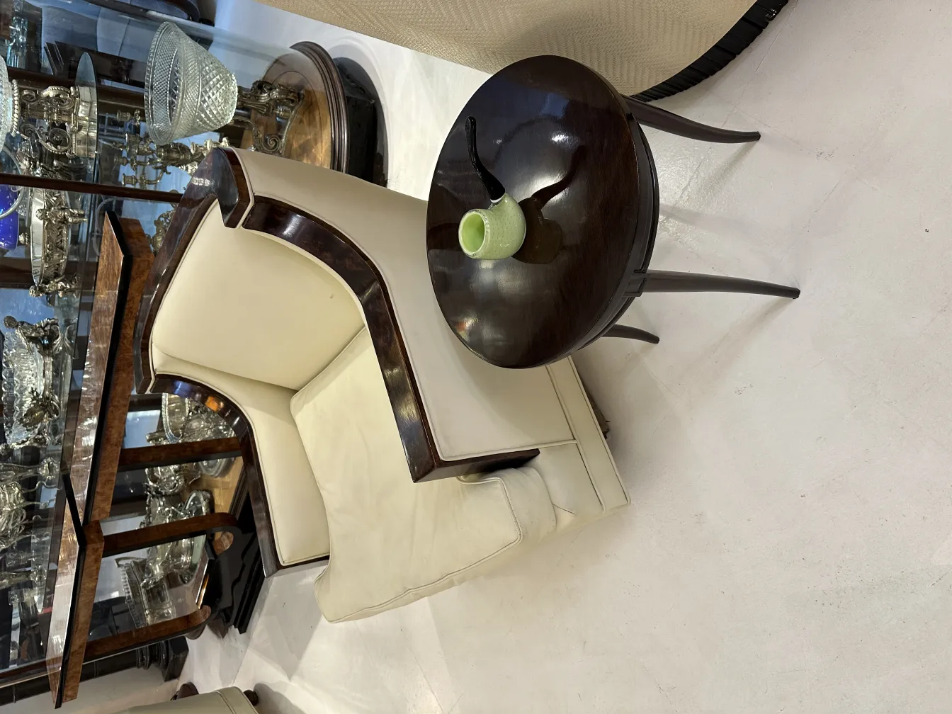 antico vetro di murano con design verde e dettagli decorativi, ambientazione elegante