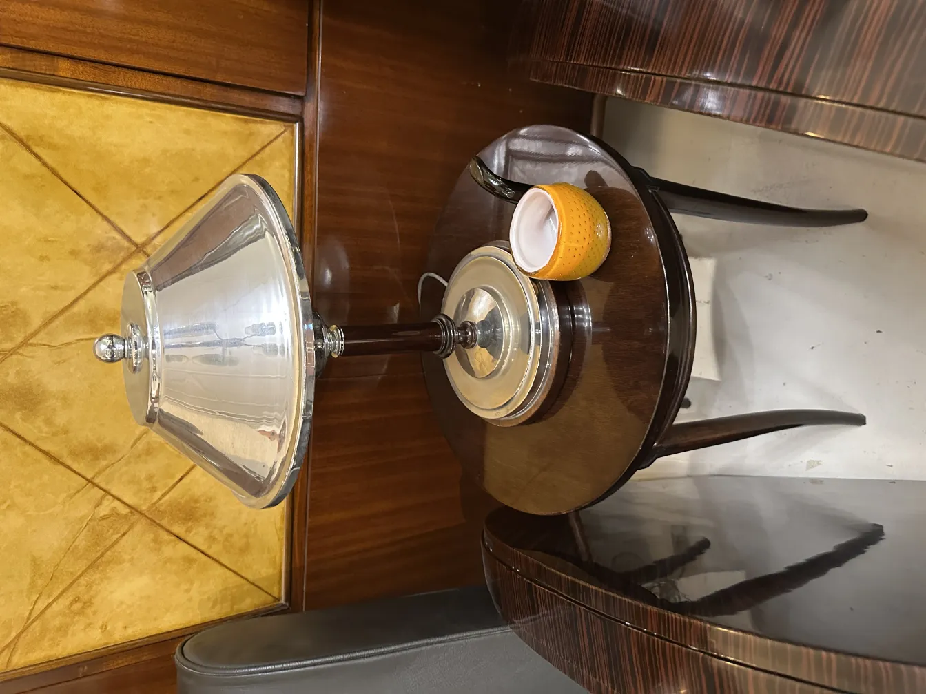 lampe en cristal de murano sur une table en bois