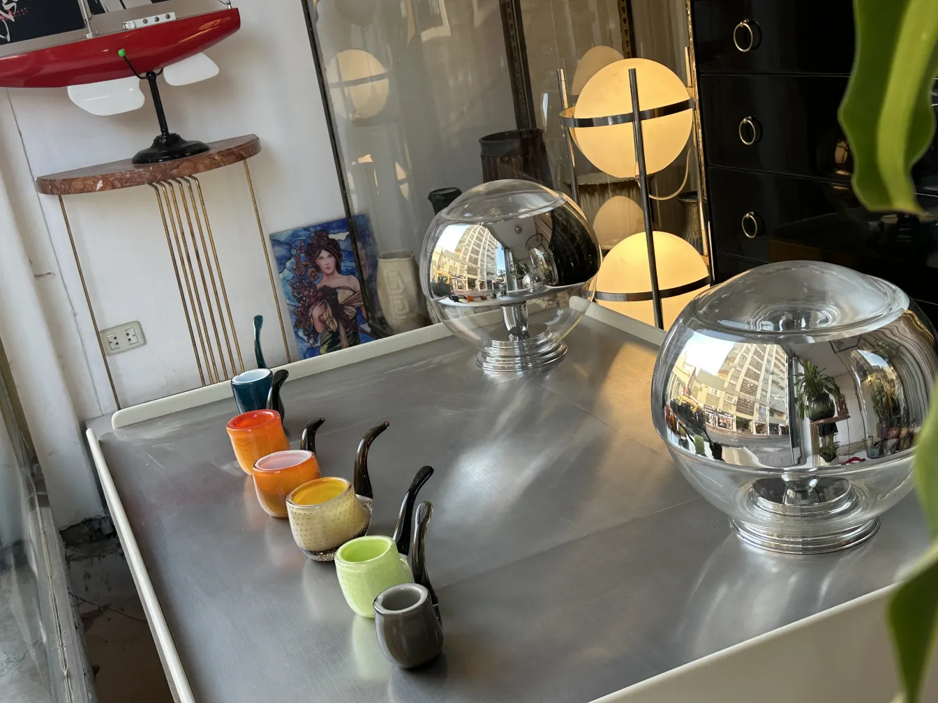 Cristal de Murano ancien avec des formes rondes et des couleurs variées dans un cadre moderne