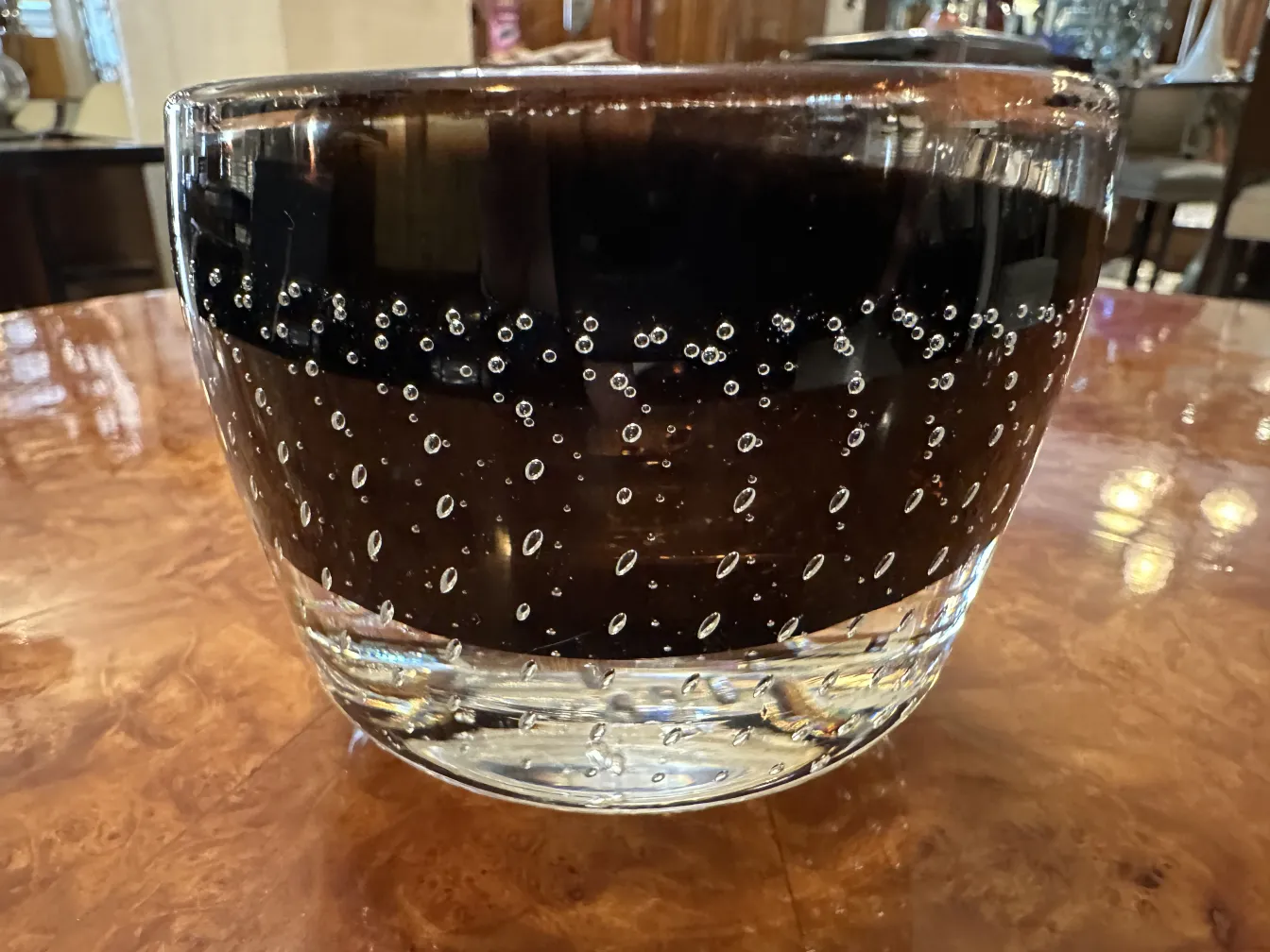 Aspect ancien d'un cristal de Murano avec des bulles décoratives